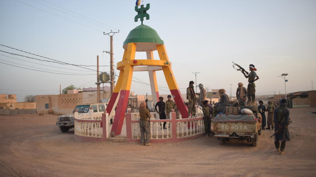 Les rebelles touaregs de la coalition du Front de libération de l'Azawad (FLA) se rassemblent au rond-point de Kidal, à Kidal, le 26 avril 2026 (image d'illustration).