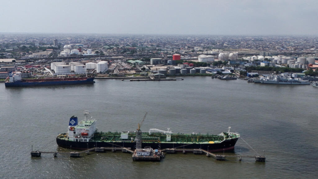 Vue aérienne d'un pétrolier ancré dans la lagune de Lagos, à Lagos (Nigeria), le 2 décembre 2025.