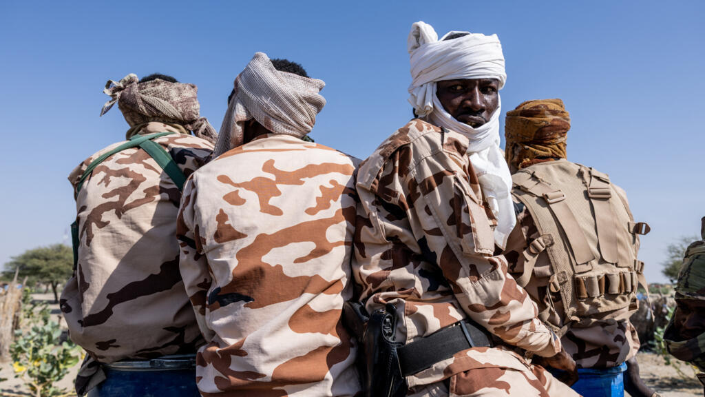 Un soldat tchadien de l'unité antiterroriste fait un geste alors qu'il attend à l'arrière d'un véhicule à la base militaire de Baga Sola, dans la province du lac Tchad, au Tchad, le 26 novembre 2025 (photo d'illustration).