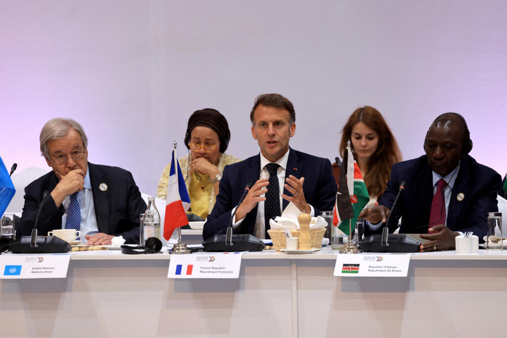 Le Secrétaire général des Nations unies, Antonio Guterres (à gauche), le président français Emmanuel Macron (au centre) et le président kényan William Ruto (à droite) participant au déjeuner de travail consacré à la réforme de l'architecture financière internationale lors du sommet « Africa Forward » à Nairobi, le 12 mai 2026.