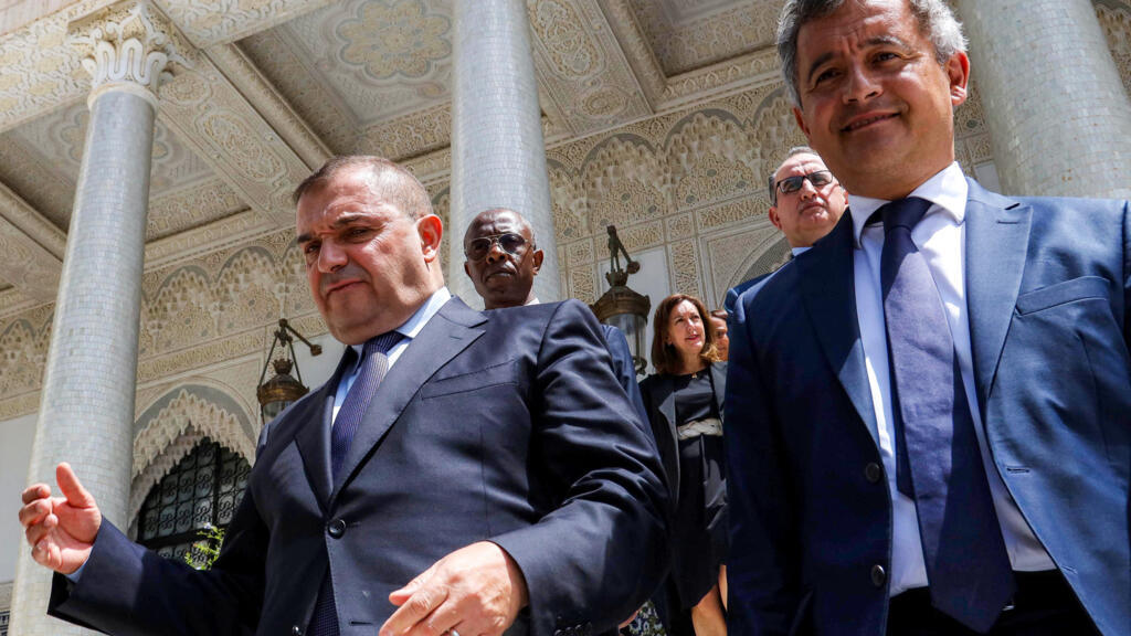 Le ministre algérien de la Justice, Lotfi Boudjemaa (à gauche), reçoit son homologue français, Gérald Darmanin (à droite), lors d'une rencontre bilatérale au siège du ministère à Alger, le 18 mai 2026.