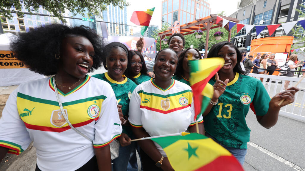 Des supporters sénégalais posent devant le stade avant le match amical international entre les États-Unis et le Sénégal au Bank of America Stadium, le 31 mai 2026 à Charlotte, en Caroline du Nord, en amont de la Coupe du monde de football.
