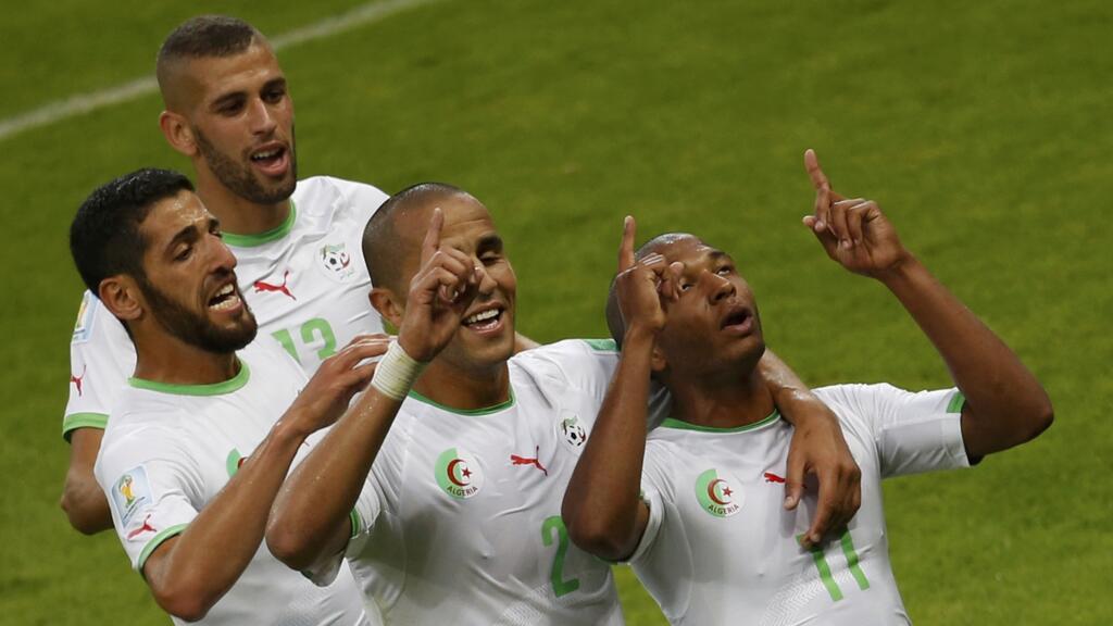 Les Fennecs célèbrent le quatrième but de leur équipe lors de leur match de Coupe du Monde 2014 stade Beira Rio de Porto Alegre, le 22 juin 2014. Sur la photo (en partant du haut) : Islam Slimani, Rafik Halliche, Madjid Bougherra et Yacine Brahimi. 