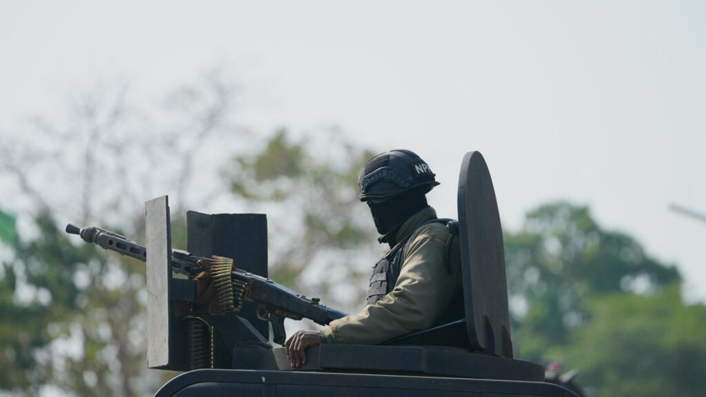 Un policier nigérian monte la garde lors d'un événement à Minna, au Nigeria, le 22 décembre 2025 (image d'illustration).