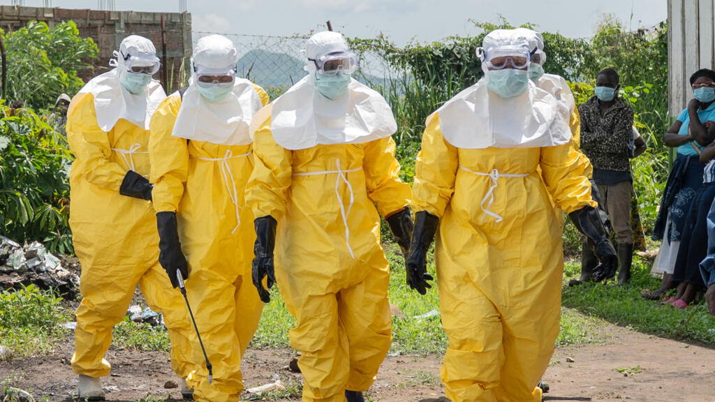 Des secouristes de la Croix-Rouge arrivent dans un centre de santé à Rwampara, en RDC, le mercredi 20 mai 2026, pour transporter les personnes décédées d'Ebola.