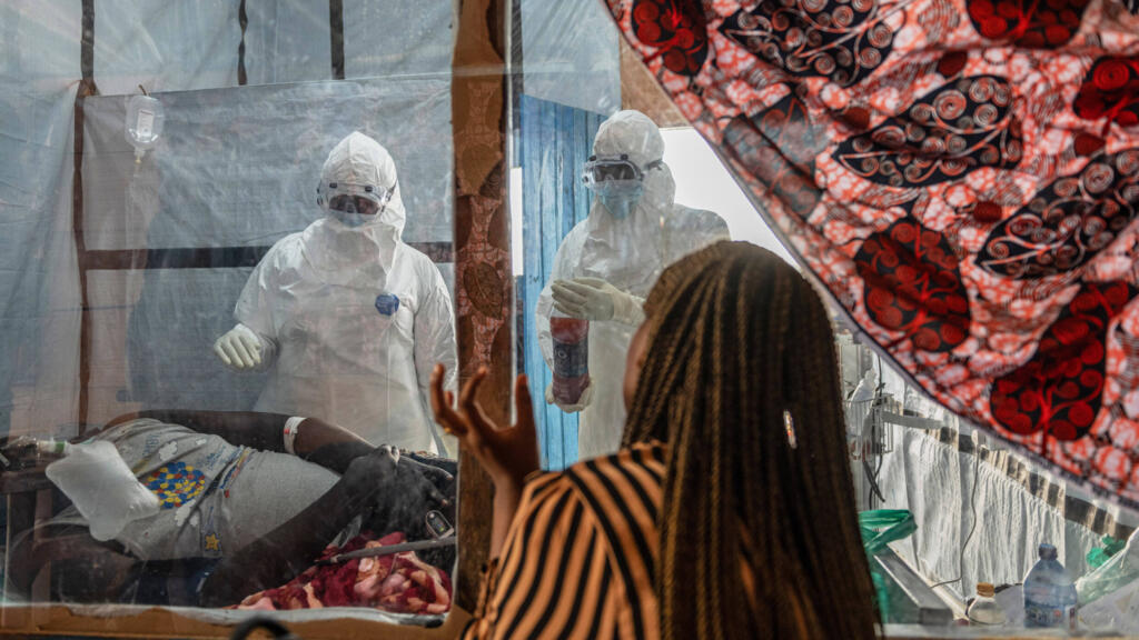 Des professionnels de santé s'occupant d'un patient atteint d'Ebola au centre de traitement de Rwampara, en Ituri (Congo), ce 18 juin 2026.