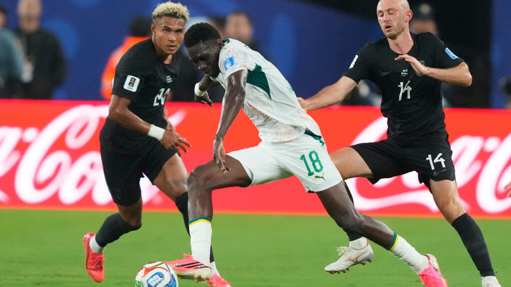 Le Sénégalais Ismaïla Sarr dribble, poursuivi par le Norvégien Fredrik Aursnes, lors du match entre le Sénégal et la Norvège, le lundi 22 juin 2026 (image d'illustration).
