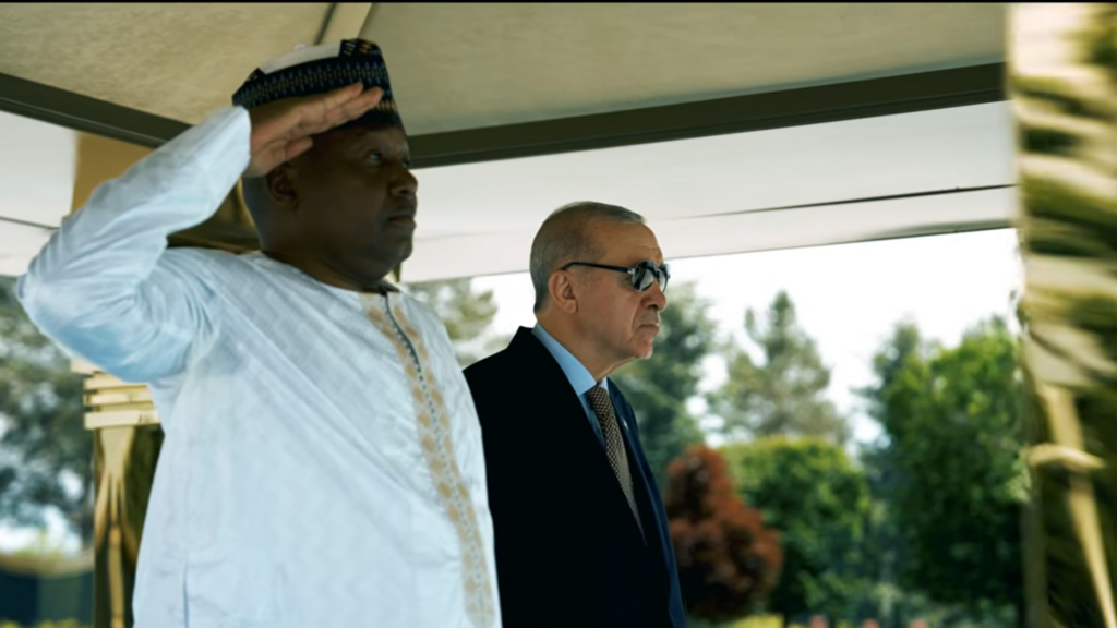Le président turc Recep Tayyip Erdogan et le chef de la junte nigérienne, le général Abdourahamane Tiani, ont promis jeudi à Ankara de renforcer leur coopération, notamment en matière de défense.